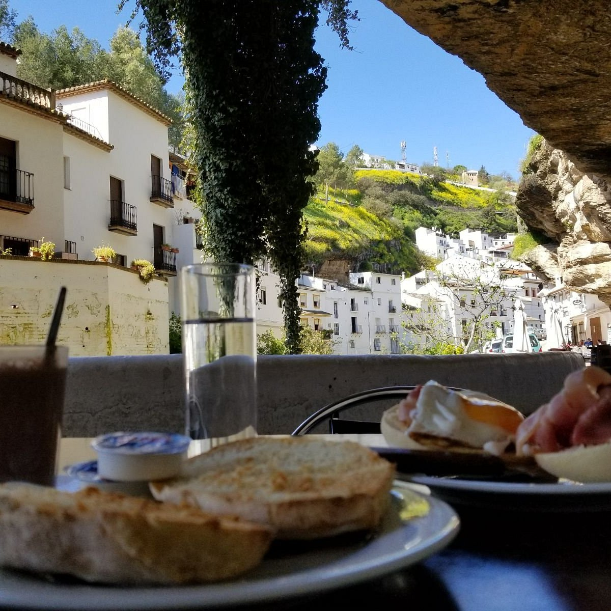 Desayuno en la terraza de Bar La Tasca con vistas a las casas blancas de Setenil de las Bodegas